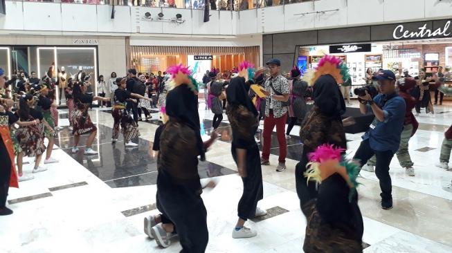 Indonesia Menari 2018 hadir di 4 kota dan diikuti ribuan peserta. (Suara.com/Risna Halidi)