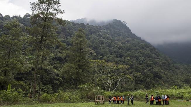 Sejumlah pengunjung menikmati pemandangan sungai saat wisata alam di Gunung Puntang, Kabupaten Bandung, Jawa Barat, Sabtu (10/11).  [ANTARA FOTO/M Agung Rajasa]