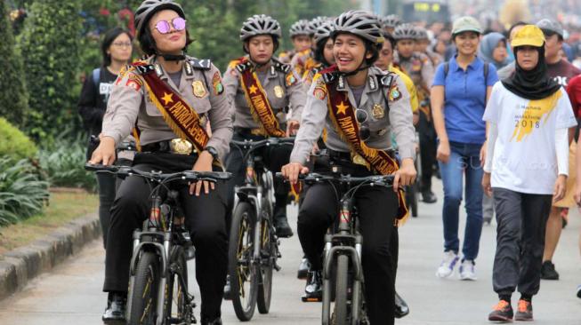 Sejumlah polisi wanita mengendarai sepeda berpatroli di lokasi car free day (CFD), Jakarta, Minggu (11/11).(Suara.com/Fakhri Hermansyah)