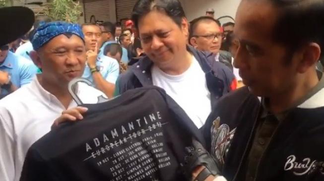 Jokowi saat melihat kaos merchandise tur Eropa Burgerkill [Instagram/adibhidayat]