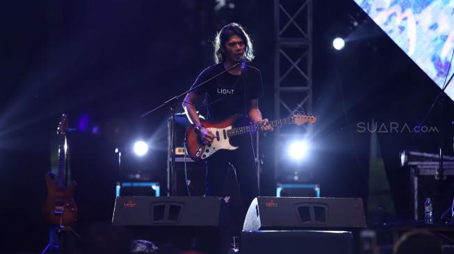 Grup band Kidnap Katrina beraksi pada acara "90's Festival" di JIEXPO Kemayoran, Jakarta, Sabtu (10/11). [Suara.com/Muhaimin A Untung]