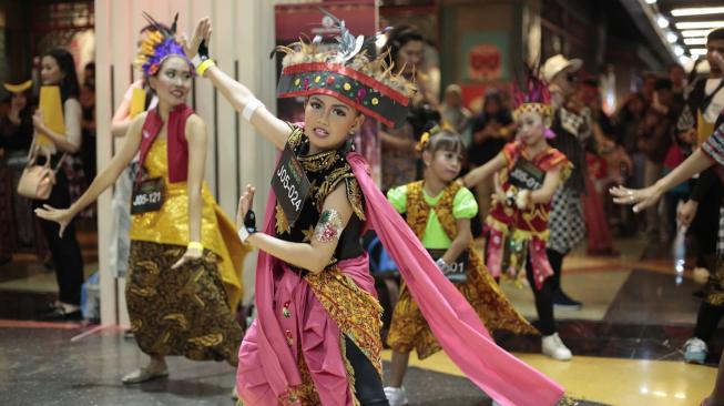 Ribuan Peserta Ramaikan Indonesia Menari 2018 Bagian 1
