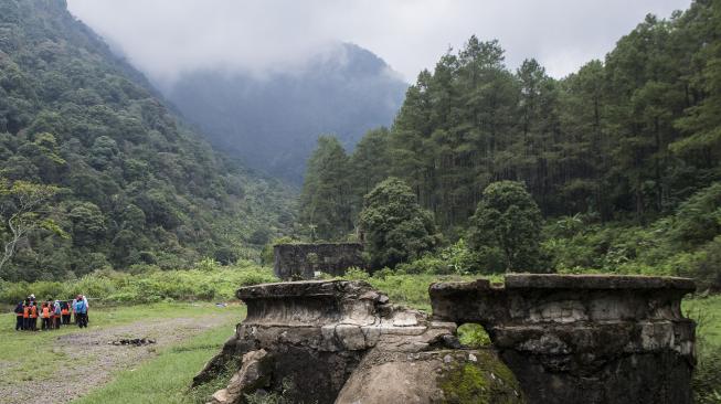 Sejumlah pengunjung menikmati pemandangan sungai saat wisata alam di Gunung Puntang, Kabupaten Bandung, Jawa Barat, Sabtu (10/11).  [ANTARA FOTO/M Agung Rajasa]