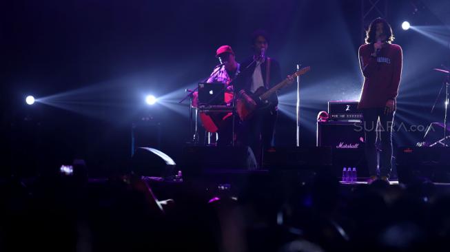 Grup band Sheila On 7 tampil pada acara 90's Festival di JIEXPO Kemayoran, Jakarta, Sabtu (10/11). [Suara.com/Muhaimin A Untung]