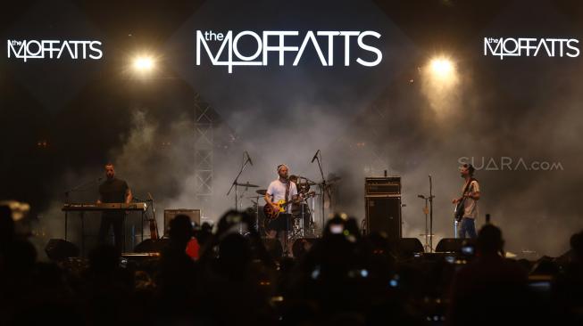 Band asal Kanada The Moffats yakni Scott, Clint, Bob, dan Dave bernyanyi di panggung The 90's Festival, Gambir Expo Kemayoran Jakarta, Sabtu (10/11). [Suara.com/Muhaimin A Untung]