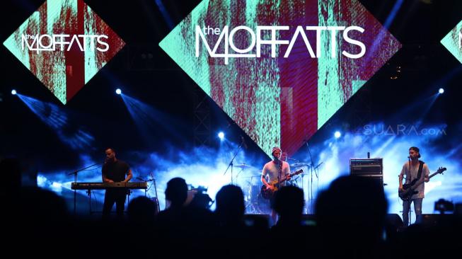 Band asal Kanada The Moffats yakni Scott, Clint, Bob, dan Dave bernyanyi di panggung The 90's Festival, Gambir Expo Kemayoran Jakarta, Sabtu (10/11). [Suara.com/Muhaimin A Untung]