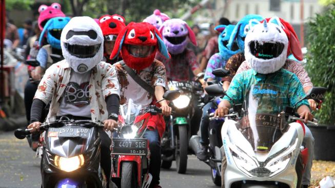 Heboh! Puluhan Pemotor Gunakan Helm Boneka di Jalan