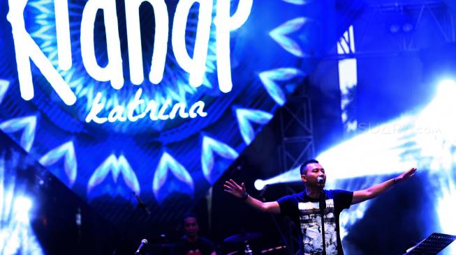 Vokalis grup band Kidnap Katrina Anang Hermansyah beraksi pada acara "90's Festival" di JIEXPO Kemayoran, Jakarta, Sabtu (10/11). [Suara.com/Muhaimin A Untung]