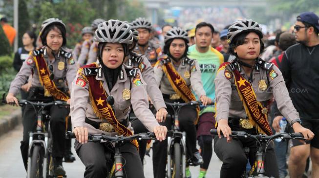 Sejumlah polisi wanita mengendarai sepeda berpatroli di lokasi car free day (CFD), Jakarta, Minggu (11/11).(Suara.com/Fakhri Hermansyah)
