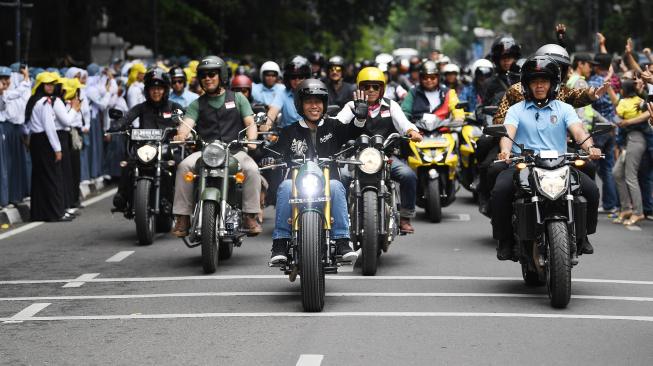 Presiden Joko Widodo bersama komunitas motor berkonvoi mengelilingi kota Bandung, Jawa Barat, Minggu (11/11).  [ANTARA FOTO/Wahyu Putro]