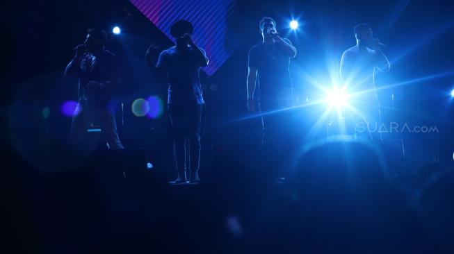 Boy band asal London, Blue terdiri dari Antony Costa, Duncan James, Lee Ryan, dan Simon Webbe beraksi di Panggung The 90s Festival, Gambir Expo Kemayoran, Jakarta Pusat, Sabtu (10/11). [Suara.com/Muhaimin A Untung]