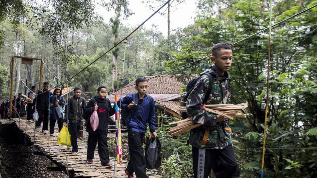 Sejumlah pengunjung menikmati pemandangan sungai saat wisata alam di Gunung Puntang, Kabupaten Bandung, Jawa Barat, Sabtu (10/11).  [ANTARA FOTO/M Agung Rajasa]