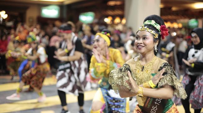 Indonesia Menari 2018 hadir di 4 kota dan diikuti ribuan peserta. (Suara.com/Risna Halidi)