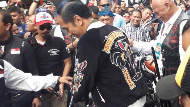 Calon Presiden nomor urut 01 Joko Widodo alias Jokowi menyambut baik Deklarasi Jawa Barat Kondusif yang dilakukan komunitas kreatif. Jokowi ingin menjelang Pemilu 2019 suasana aman dan tenang tetap terjaga di Indonesia. [Suara.com/Dwi Bowo Rahardjo]