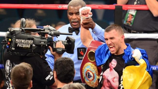 Juara dunia tinju kelas ringan WBA (Super) dari Ukraina, Vasyl Lomachenko (kanan). [AFP/Frederic J. Brown]