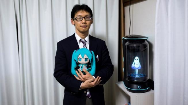 Lelaki Jepang Ini Nikahi Kekasih Hologram