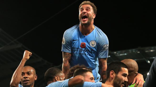 Gelandang Manchester City Ilkay Gundogan merayakan golnya setelah mencetak gol ketiga ke gawang Manchester United selama pertandingan sepak bola Liga Premier Inggris antara Manchester City melawan Manchester United di Etihad Stadium, Manchester, Inggris, Minggu (11/11). [AFP/Lindsey PARNABY] 