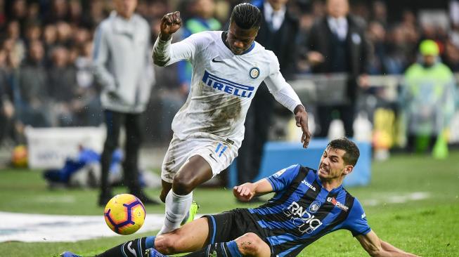 Gelandang Atalanta Remo Freuler mencoba menghadang pemain depan Inter Milan Keita Balde selama pertandingan sepak bola Serie A Italia Atalanta melawan Inter Milan di Stadion Azzuri d'Italia, Bergamo, Italia, Minggu (11/11). [AFP/Miguel MEDINA]