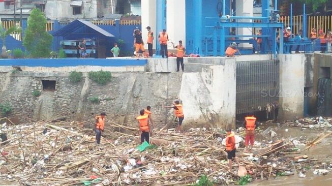 Sehari, Total Sampah di Pintu Air Manggarai Bisa Capai 70 Truk