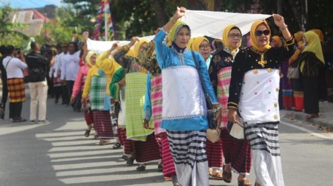 Adat Kansodaa Diperkenalkan dalam Pembukaan Wakatobi Wave 2018