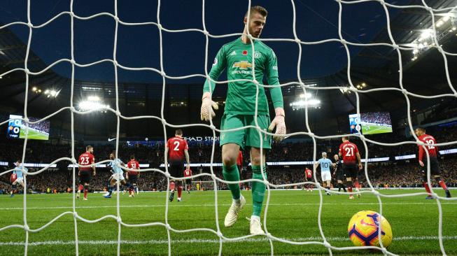 
Ekspresi Penjaga gawang Manchester United David de Gea usai gawangnya dibobol oleh pemain Manchester City saat pertandingan sepak bola Liga Inggris antara Manchester City melawan Manchester United di Etihad Stadium, Manchester, Inggris, Minggu (11/11). [AFP/OLI SCARFF]