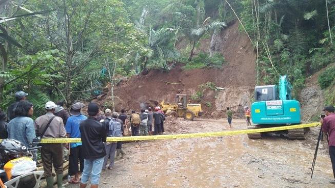 Tebing Longsor Tutup Jalur Bandung-Tasikmalaya