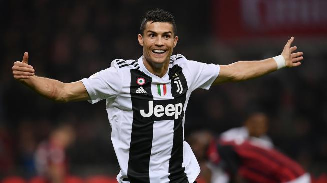 Cristiano Ronaldo merayakan golnya setelah mencetak gol ke gawang Ac Milan selama pertandingan sepak bola Serie A Italia AC Milan melawan Juventus di Stadion San Siro, Milan, Italia, Senin (12/11). [AFP/Marco BERTORELLO]