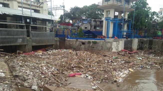 Persiapan Banjir Jakarta, Camat Sawah Besar Bangun Kolam Olakan