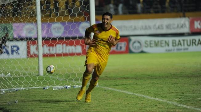 Gelandang serang Esteban Viscara merayakan gol kedua bagi Sriwijaya FC saat menjamu Barito Putera di Stadion GSJ, Palembang, Senin (12/11/2018). (Suara.com/Andhiko Tungga Alam) 