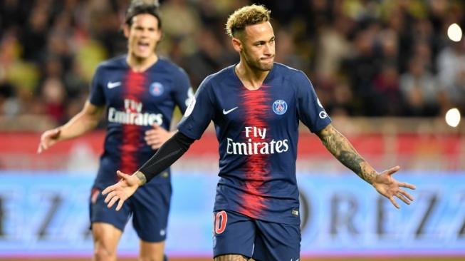 Bintang Paris Saint-Germain asal Brasil Neymar merayakan golnya dari titik penalti ke gawang Monaco di "Louis II Stadium". YANN COATSALIOU / AFP