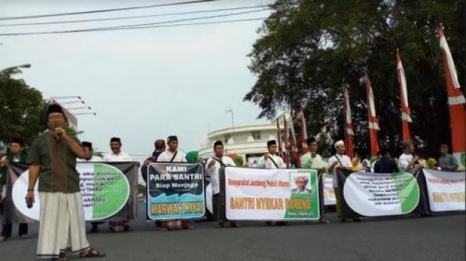 Langkahi Makam Pendiri NU, Warga Jombang Aksi Kecam Sandiaga Uno