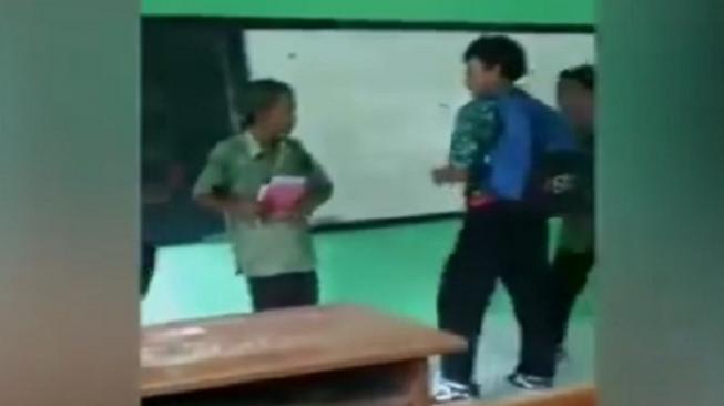 Sikap Disdik Jateng Terkait Video Siswa Keroyok Guru di Kendal