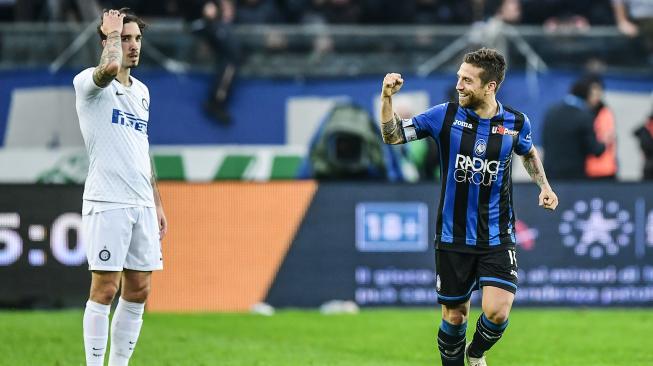 Gelandang Atalanta Alejandro Gomez merayakan golnya setelah mencetak gol ke gawang Inter Milan selama pertandingan sepak bola Serie A Italia Atalanta melawan Inter Milan di Stadion Azzuri d'Italia, Bergamo, Italia, Minggu (11/11). [AFP/Miguel MEDINA]