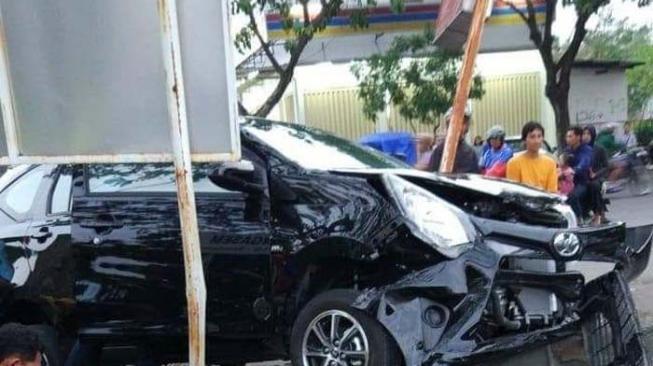 Emak-emak Belajar Nyetir Tabrak Mobil, Pemotor, dan Markas Polisi