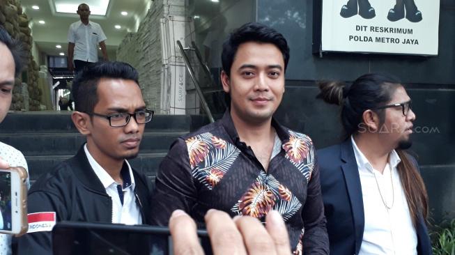 Kriss Hatta usai menjalani pemeriksaan kasus dugaan perzinahan [Suara.com/Ismail].