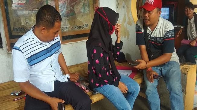 AM, janda muda asal Pandeglang saat diwawancarai dua awak media di Polda Banten. AM melaporkan mantan suaminya yang diduga menyebar foto bugil dirinya. [BantenHits.com/ Mahyadi]