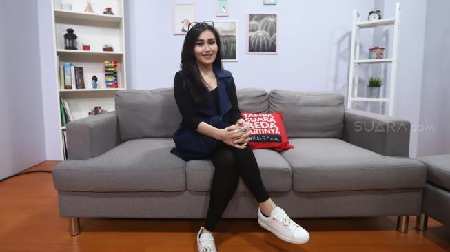 Artis Ayu Ting Ting berpose saat berkunjung di kantor Redaksi Suara.com, Jakarta, Selasa (13/11). [Suara.com/Muhaimin A Untung]