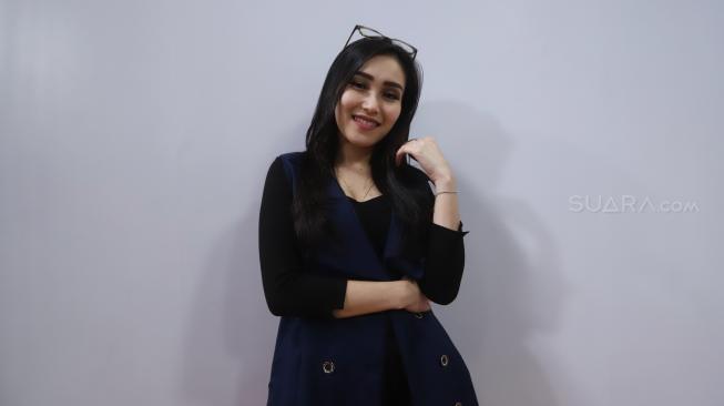 Artis Ayu Ting Ting berpose saat berkunjung di kantor Redaksi Suara.com, Jakarta, Selasa (13/11). [Suara.com/Muhaimin A Untung]