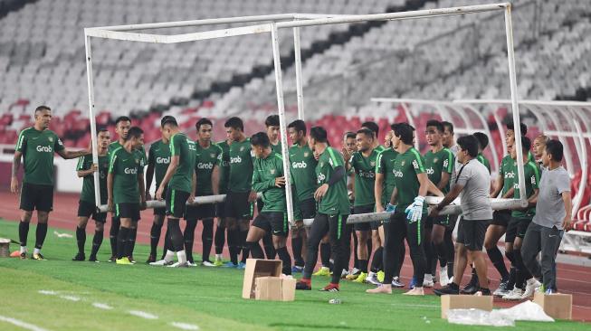 Suasana Timnas Indonesia berlatih jelang laga lanjutan Piala AFF 2018 di Stadion Utama Gelora Bung Karno, Jakarta, Senin (12/11). [ANTARA FOTO/Akbar Nugroho Gumay]