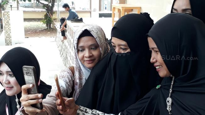 Peggy Melati Sukma saat diajak selfie oleh jamaah pengajian [Suara.com/Ismail]