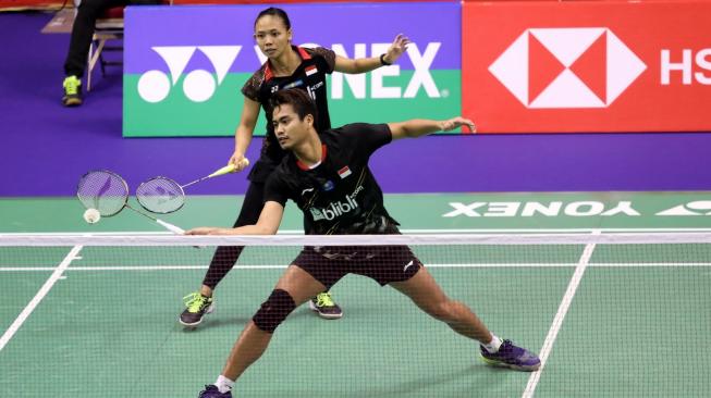 Pasangan anyar ganda campuran Indonesia, Tontowi Ahmad/Della Destiara Haris, terhenti di babak pertama Hong Kong Open 2018 setelah kalah dari Yuta Watanabe/Arisa Higashino (Jepang), dengan skor 15-21 dan 9-21, Selasa (13/11/2018). [Humas PBSI]