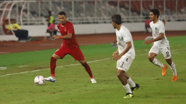 Pesepak bola Indonesia Alberto Gonzalves berusaha melewati pesebak bola Timor Leste saat laga lanjutan Piala AFF 2018 di Stadion Utama Gelora Bung Karno, Jakarta, Selasa (13/11). [Suara.com/Muhaimin A Untung]