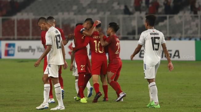 Sejumlah pesepak bola Indonesia berselebrasi usai mengalahkan Timor Leste dalam laga lanjutan Piala AFF 2018 di Stadion Utama Gelora Bung Karno, Jakarta, Selasa (13/11). [Suara.com/Muhaimin A Untung]