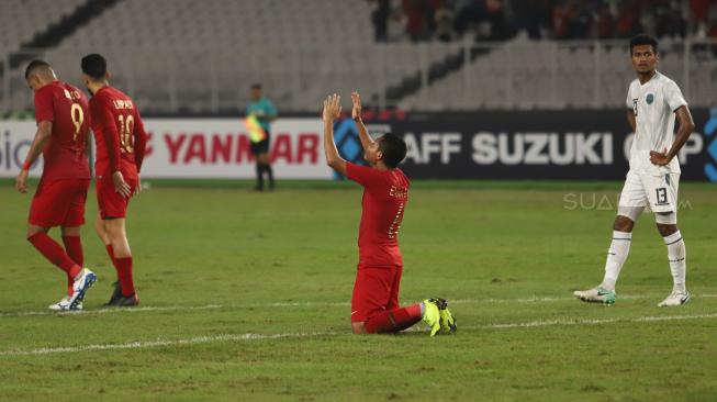 Sejumlah pesepak bola Indonesia berselebrasi usai mengalahkan Timor Leste dalam laga lanjutan Piala AFF 2018 di Stadion Utama Gelora Bung Karno, Jakarta, Selasa (13/11). [Suara.com/Muhaimin A Untung]