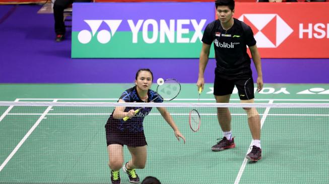 Pasangan ganda campuran Indonesia, Praveen Jordan/Melati Daeva Oktavianti, lolos ke babak kedua Hong Kong Open 2018 usai menang atas wakil tuan rumah, Chang Tak Ching/Ng Wing Yung, Selasa (13/11/2018). [Humas PBSI]