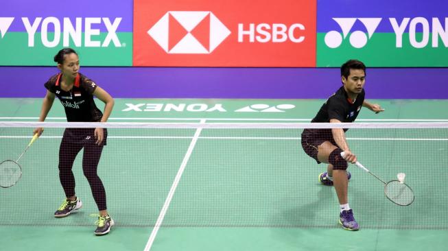 Pasangan anyar ganda campuran Indonesia, Tontowi Ahmad/Della Destiara Haris, terhenti di babak pertama Hong Kong Open 2018 setelah kalah dari Yuta Watanabe/Arisa Higashino (Jepang), dengan skor 15-21 dan 9-21, Selasa (13/11/2018). [Humas PBSI]