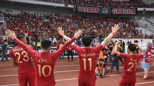 Sejumlah pesepak bola Indonesia berselebrasi usai mengalahkan Timor Leste dalam laga lanjutan Piala AFF 2018 di Stadion Utama Gelora Bung Karno, Jakarta, Selasa (13/11/2018). Indonesia menang dengan skor 3-1. ANTARA FOTO/Akbar Nugroho Gumay