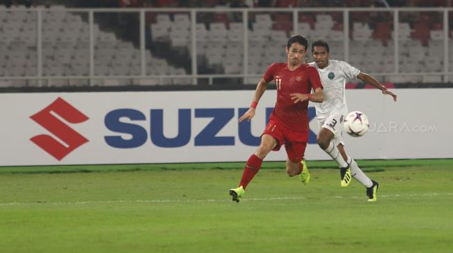 Pesepak bola Indonesia Gavin Kwan Adsit berebut bola dengan pesebak bola Timor Leste Jose Guterress saat laga lanjutan Piala AFF 2018 di Stadion Utama Gelora Bung Karno, Jakarta, Selasa (13/11). [Suara.com/Muhaimin A Untung]