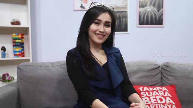 Artis Ayu Ting Ting berpose saat berkunjung di kantor Redaksi Suara.com, Jakarta, Selasa (13/11). [Suara.com/Muhaimin A Untung]