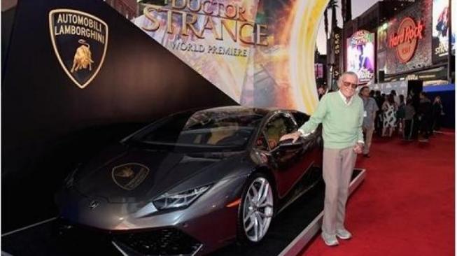 Stan Lee dengan mobil mewah. (thenewsmarket.com)